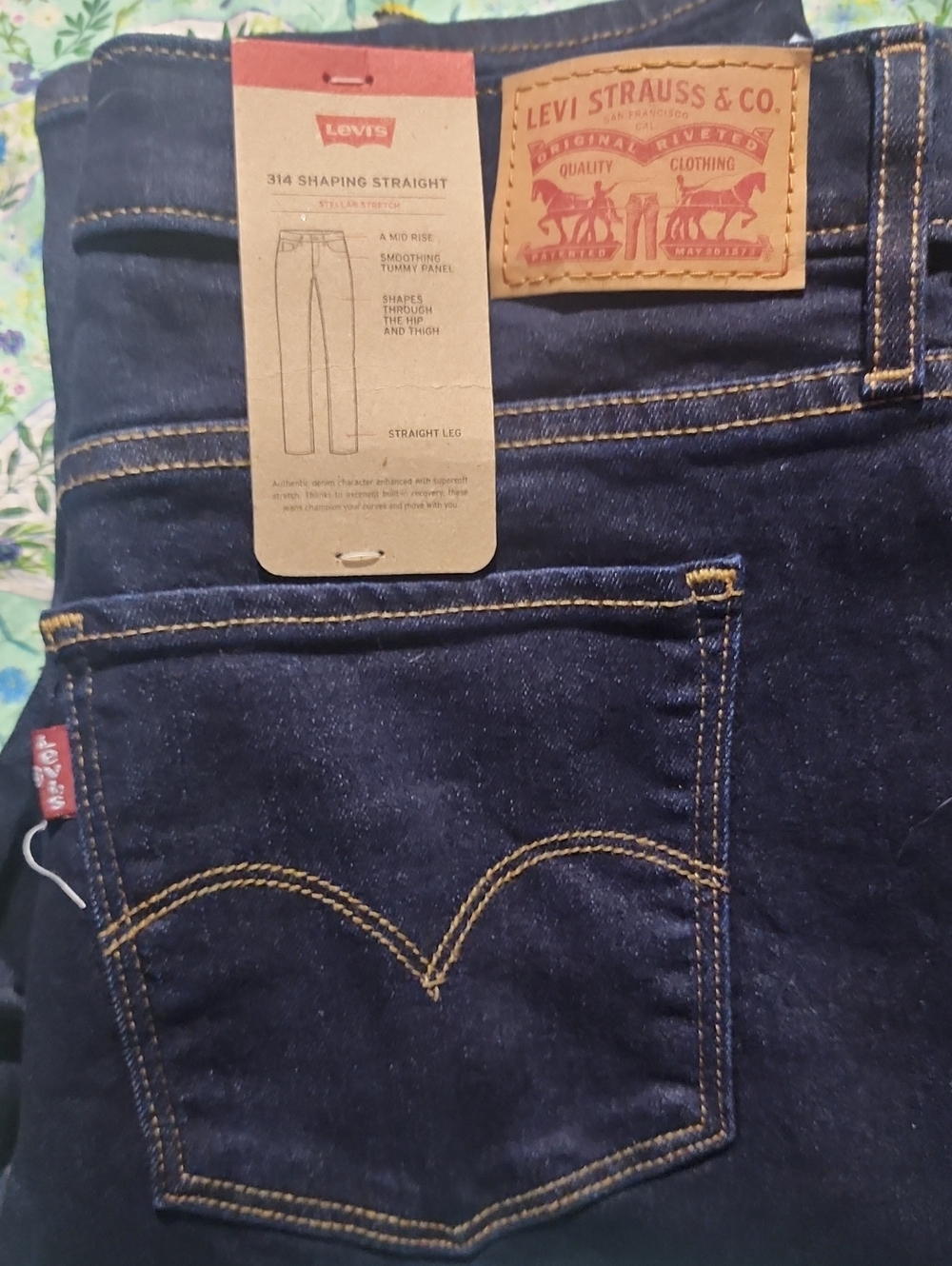 Levi's Slim Straight Jeans in Dark Indigo with Contrast Stitching